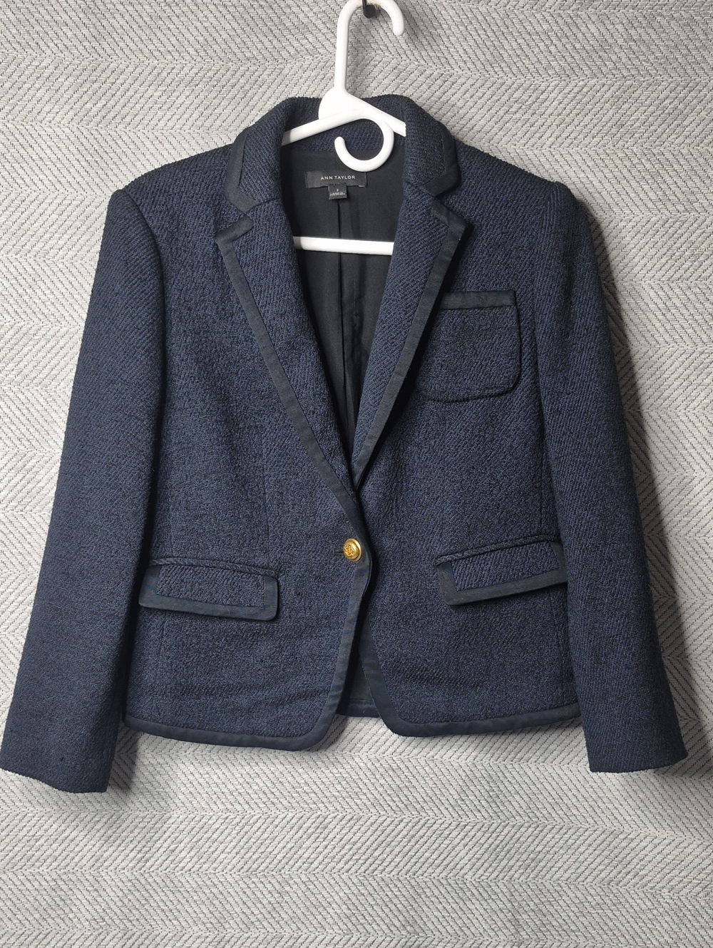 EUC Ann Taylor Navy Textured One Button Blazer Gold Accent Black Trim Women's 2